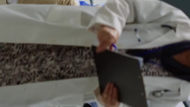 Вертикальное Видео Медсестра Осматривающая Зрение Травмированного Пациента Обсуждающая Медицинскую Экспертизу — стоковое видео