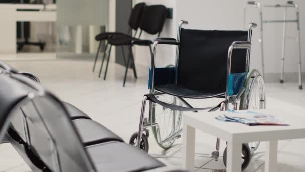 空诊断中心的轮椅 用来治疗疾病和开处方药 医院接待室 备有座位和康复设备 方便残疾人使用 — 图库视频影像