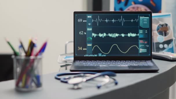 大厅里笔记本电脑上的心率监测器 空房间里运行的心跳和脉搏压 在医疗中心展示血压分析和心电图 靠近点 — 图库视频影像
