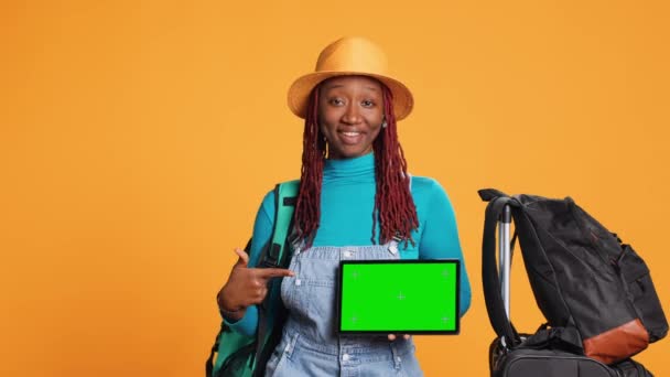 Usmívající Dospělý Zelenou Obrazovkou Tabletu Zobrazující Izolovaný Displej Digitálním Zařízení — Stock video