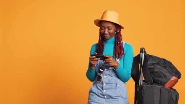 快乐的女人在电话里玩电子游戏 度假旅行时对网络游戏的竞争感到开心 女性游客在手机游戏 休闲活动方面面临挑战 — 图库视频影像