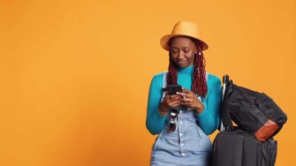女性在电话应用程序上发短信 在整个旅程中浏览在线社交媒体页面 利用智能手机上的互联网网络 乘坐国际城市出逃的年轻游客 — 图库视频影像