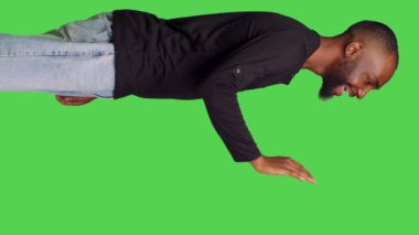 Dikey video: Dostça el sallayan mutlu adamın profili ya da izole edilmiş yeşil ekran arka planında poz veren insanlara elveda. İyimser bir insan kendine güvenen bir erkeğe merhaba deyip selam veriyor.