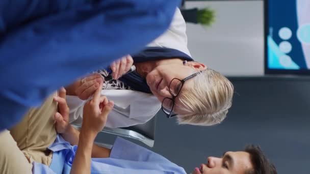 Vertikales Video Arzt Beim Insulintest Mit Medizinischem Glukometer Wartebereich Eines — Stockvideo
