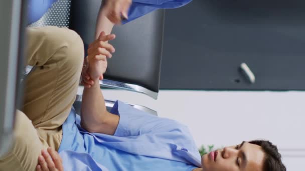 Вертикальное Видео Медсестра Измеряет Уровень Инсулина Глюкозы Образце Крови Помощью — стоковое видео