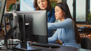 Sanatsal yapım ekibi yaratıcı yetenekleri ve yapay zekayı kullanarak modern içerik yaratmak için fikirler üretiyor. Uygulamada ya da oyun geliştirmede çalışan kadınlar, profesyonel iş.