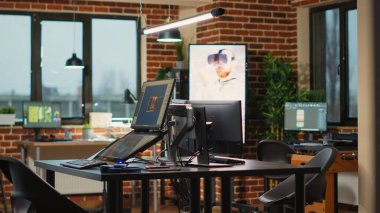 Modern üretim için 3 boyutlu geliştirme planlayan, profesyonel yazılımları çalıştıran yüksek teknoloji programlama ofisi. Teknik prototip programlanıyor veya oyun geliştiriliyor.