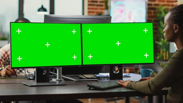Młody Cyfrowy Twórca Oglądający Komputery Zielonym Ekranem Pracujący Profesjonalnym Monitorze — Zdjęcie stockowe