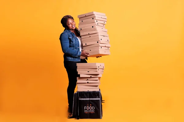 Afrikaanse Amerikaanse Pizzeria Koerier Houdt Stapel Vol Met Pizza Dozen — Stockfoto