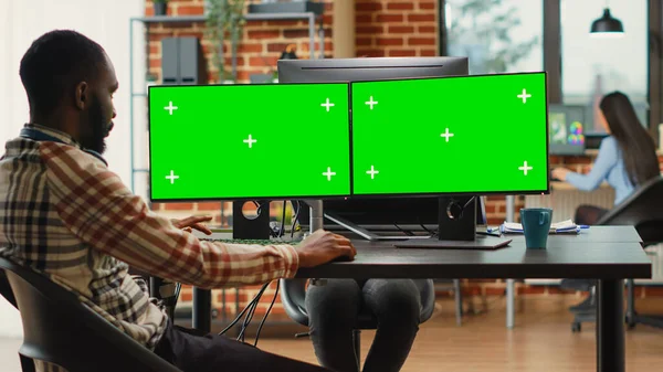 Professioneller Experte Der Greenscreen Auf Mehreren Monitoren Analysiert Und Büro — Stockfoto