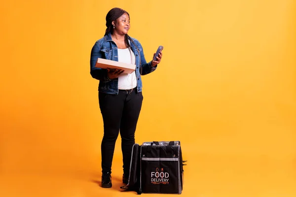 Afro Amerikan Pizza Kuryesi Elinde Pizza Karton Kutusuyla Öğle Yemeği — Stok fotoğraf