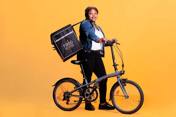 Retrato Trabalhador Restaurante Lado Bicicleta Segurando Takeaway Entrega Mochila Térmica — Fotografia de Stock