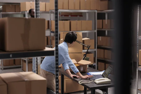 Depo Çalışanı Müşteri Siparişlerini Paketlemeden Karton Kutulara Giysileri Koymadan Teslimat — Stok fotoğraf
