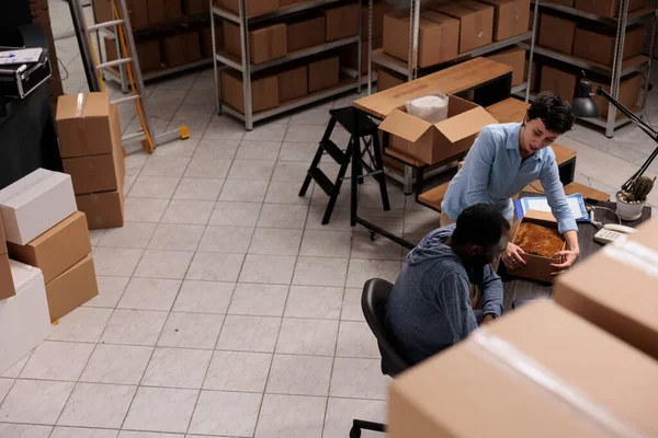 Müşterilerin Siparişleri Için Paket Hazırlayan Çalışanların Moda Kıyafetlerini Karton Kutulara — Stok fotoğraf