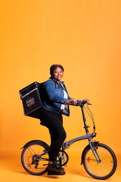 Trabalhador Pizzaria Transportando Comida Entrega Mochila Térmica Andar Bicicleta Estúdio — Fotografia de Stock