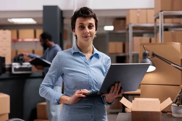 Storehouse Supervisor Checking Shipping Details While Background Man Worker Preparing — Stock Photo, Image