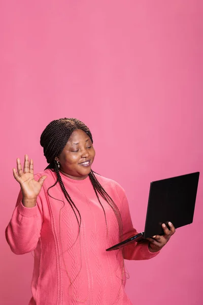 Uśmiechnięty Młody Dorosły Trzymający Laptopa Komputer Witający Zdalnego Przyjaciela Podczas — Zdjęcie stockowe