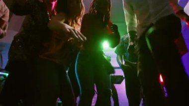 Disko partisinde dans eden arkadaş POV 'u, dans pistinde modern kulüp müziği eşliğinde sosyal toplantının tadını çıkarıyor. Bir grup insan diskotekteki dans etkinliğinde birlikte eğleniyor. El kamerasıyla..