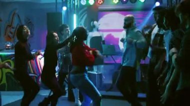 Diskotekte elektronik müzik sergilemek için dans eden funky insanlar, dansçılarla disko partisinde eğleniyorlar. Mutlu insanlar doğaçlama dans yarışması düzenliyor. El kamerasıyla..
