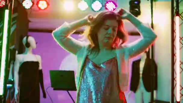 Mladá Osoba Tančí Nočním Klubu Předvádí Skvělé Taneční Pohyby Diskotéce — Stock video