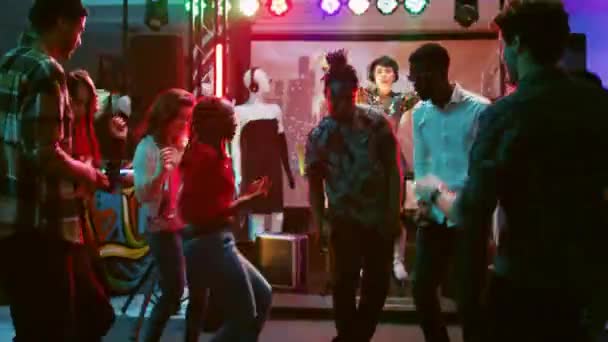 Młodzi Dorośli Tańczą Nocnym Klubie Cieszą Się Muzyką Elektroniczną Imprezie — Wideo stockowe