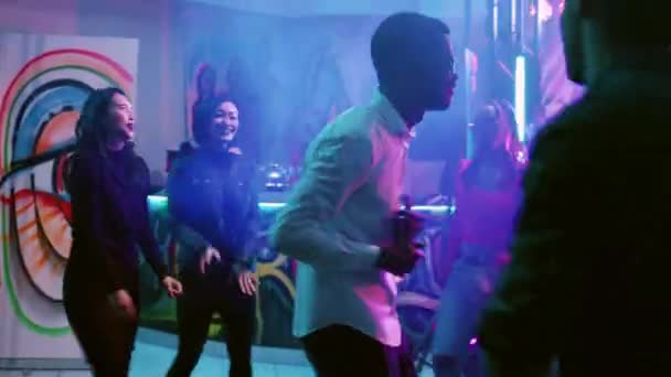 Багатоетнічна Група Друзів Танцює Відчуваючи Радість Дискотеці Танцмайданчику Молоді Дорослі — стокове відео