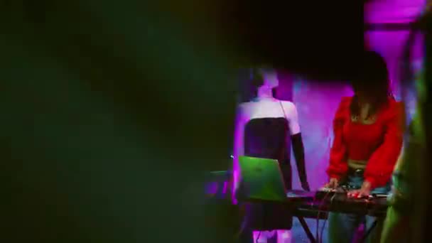 Веселий Джей Використовує Мікшування Станції Сцені Щоб Змішувати Музику Вечірці — стокове відео