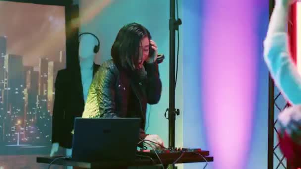 Азійська Жінка Змішує Музику Діджея Станції Створюючи Фанк Клубну Атмосферу — стокове відео