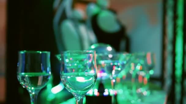 Prázdný Klub Alkoholem Sklenicích Diskotéka Jevištními Světly Hudbou Nočním Klubu — Stock video