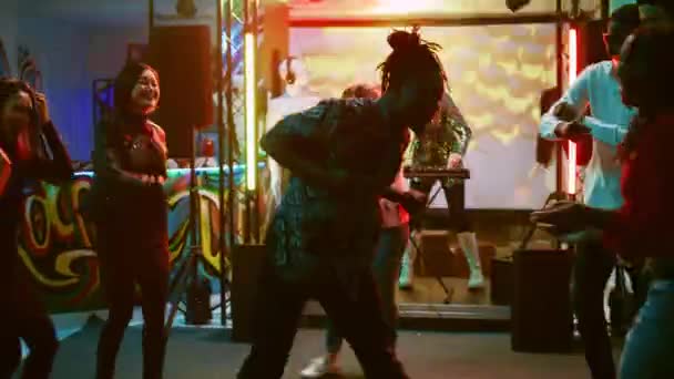 Partide Dans Pistine Çıkan Insanlar Diskotekte Bir Grup Arkadaşla Takılan — Stok video