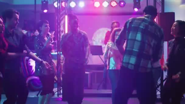 Молоді Люди Андеграундному Клубі Веселяться Електронною Музикою Гуляючи Шоу Групи — стокове відео