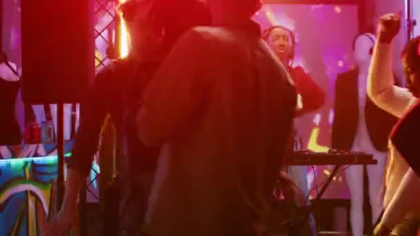 Bir Grup Arkadaş Gece Kulübünde Elektronik Seslerle Parti Yapıyor Dans — Stok video