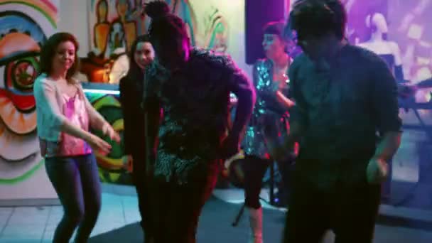 Giovani Che Festeggiano Nightclub Divertendosi Ballare Sulla Musica Elettronica Persone — Video Stock