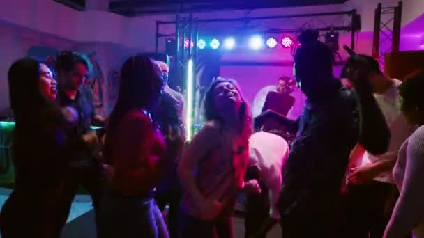 时尚的人们在俱乐部里跳舞 在俱乐部里感到快乐 在迪斯科舞厅的灯光和现场表演中享受着现代派对 一群人在夜总会聚会 在舞池上跳舞 手持射击 — 图库视频影像