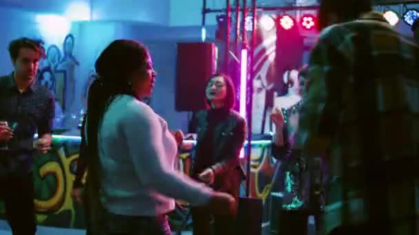Pessoas Divertindo Festa Dança Festejando Juntos Música Eletrônica Discoteca Grupo — Vídeo de Stock