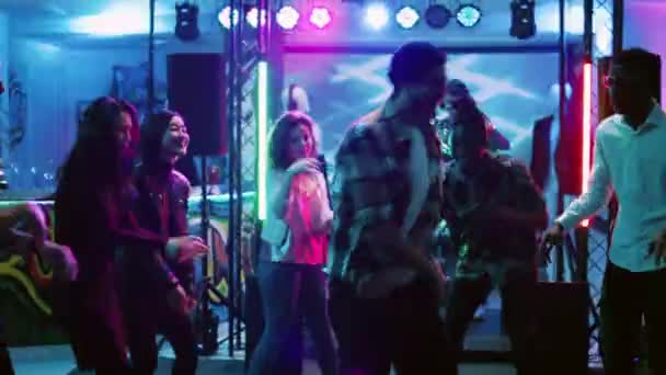 Adultos Jóvenes Bailando Club Nocturno Festejando Con Grupo Personas Pista — Vídeos de Stock