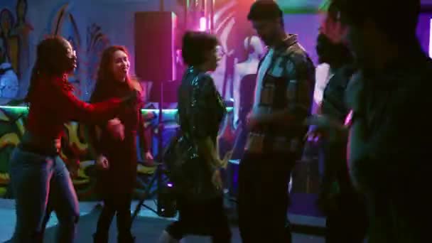 Mladí Lidé Začínají Cool Taneční Bitvu Přáteli Baví Moderní Hudbou — Stock video