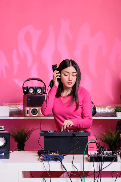 Artista Asiático Con Auriculares Que Divierten Mientras Reproduce Música Techno —  Fotos de Stock