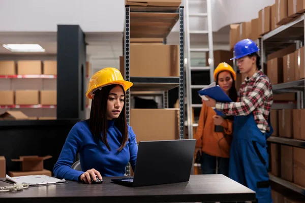 Retail Storehouse Young Asian Employee Processing Online Order Laptop Warehouse — Stock Photo, Image