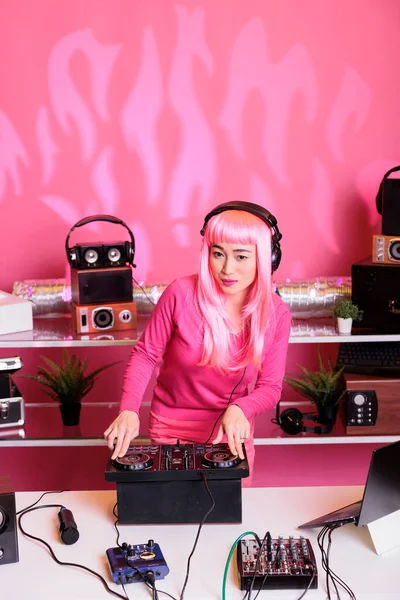 Artista Con Pelo Rosa Con Auriculares Mientras Que Reproducción Música —  Fotos de Stock