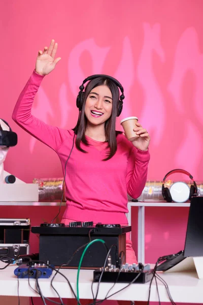 Happy Performer Tocando Techno Console Mixer Profissional Enquanto Bebe Café — Fotografia de Stock