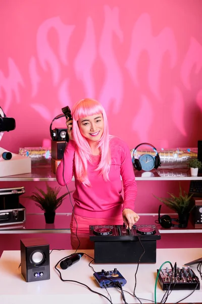 Исполнитель Розовой Музыкой Смешивания Волос Техно Eletronic Весело Провести Время — стоковое фото