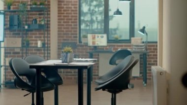 Veri raporlarıyla dolu boş bir ofis, dokümanlarla ilgili bilgi ve analiz planlarıyla dolu bir masa. Şirket ortak çalışma alanı küresel kalkınma için kullanılan durağan ve çalışma istasyonları.