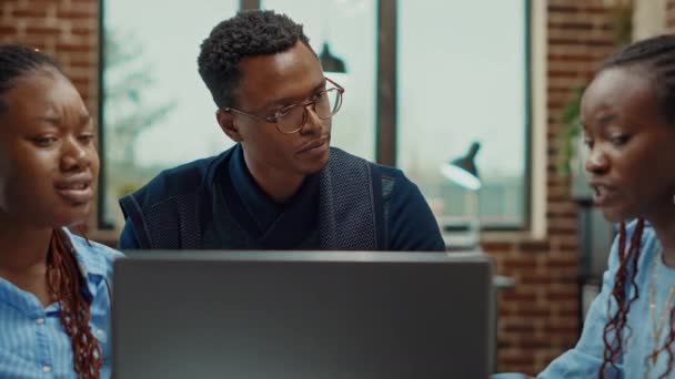 Företagslag Vid Skrivbordet Planeringsrapporter Läsa Företagsstatistik Bärbar Dator Afroamerikanska Människor — Stockvideo