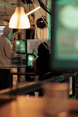 Fidye amaçlı siber saldırı, hackerların online sunucu şifresini kırması, yasadışı erişim. Siber terörizm, iki farklı suçlu bilgisayar sistemini hackliyor, kötü niyetli yazılım geliştiriyor.