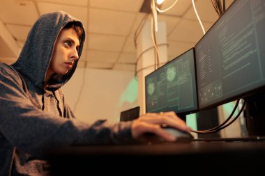 Bilgisayar ağı hackerı saldırısı, veri sızıntısı, siber terörizm, kadın programlama şifre kırma senaryosu. Siber suçlar, internet teknolojisi güvenliği, gece vakti kötü amaçlı yazılım geliştirme