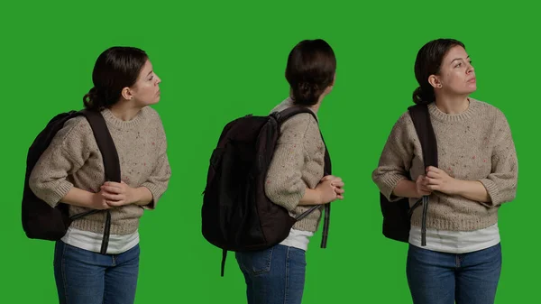 Zbliżenie Modelu Kobiecego Niosącego Plecak Zielonym Tle Stojącego Torbą Podróżną — Zdjęcie stockowe