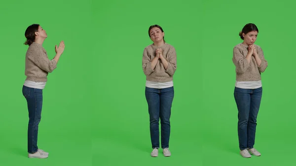 Kobieta Modelka Robi Ręce Modlitwy Podpisać Zielonym Tle Ciała Modląc — Zdjęcie stockowe