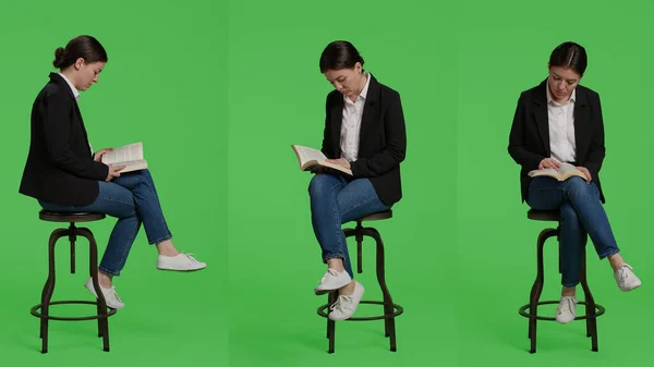 Femme Affaires Concentrée Lisant Livre Assis Sur Chaise Dans Studio — Photo