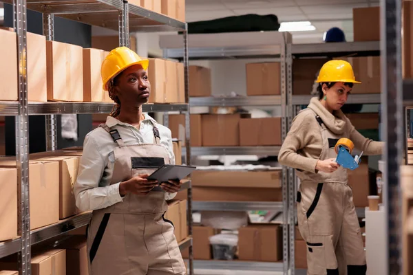 African American Woman Warehouse Supervisor Checking Stock Supply Making Goods — Stock Photo, Image